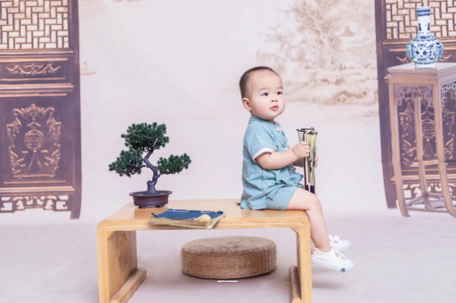 遵义女宝宝换尿布